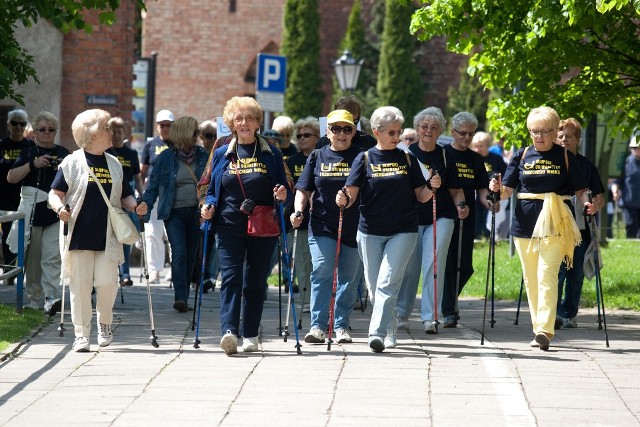 Seniorzy z kijkami ruszyli w miasto.