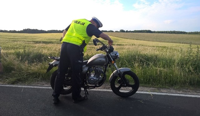 Do groźnie wyglądającego wypadku doszło w Laskowicach.Przed godz. 20 przy ul. Błotnej w Laskowicach motocyklista jechał zbyt szybko i na łuku wypadł z drogi, a następnie koziołkował. Na szczęście 19-latkowi nic się nie stało. Mieszkaniec gminy Jeżewo nie miał jednak uprawnień do prowadzenia pojazdu o tak dużej pojemności silnika, a zwykłe prawko posiadał od roku. Został ukarany mandatem w wysokości 400 złotych. Pogoda na dzień (24.06.2016) | KUJAWSKO-POMORSKIETVN Meteo Active