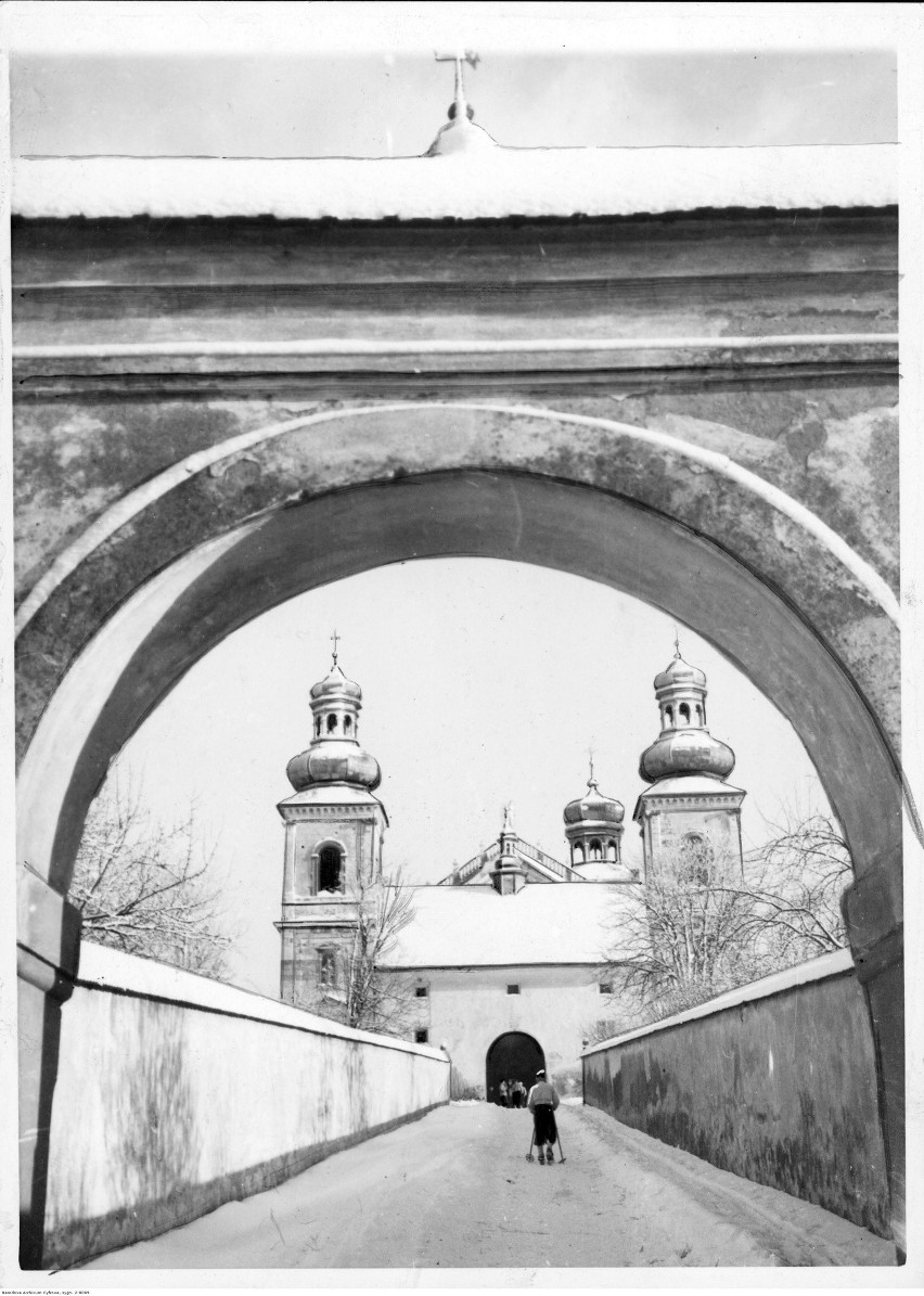 Styczeń 1941 roku - Klasztor Kamedułów na Bielanach. Widok...