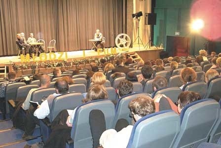 Władze Koszalina zapewniają, że modernizacja "Kryterium&#8221; i początek współistnienia z Filharmonią Koszalińską nie zagrozi organizacji tegorocznego Festiwalu "Młodzi i film&#8221;. Na zdjęciu jedna z ubiegłorocznych dyskusji po projekcji konkursowego filmu