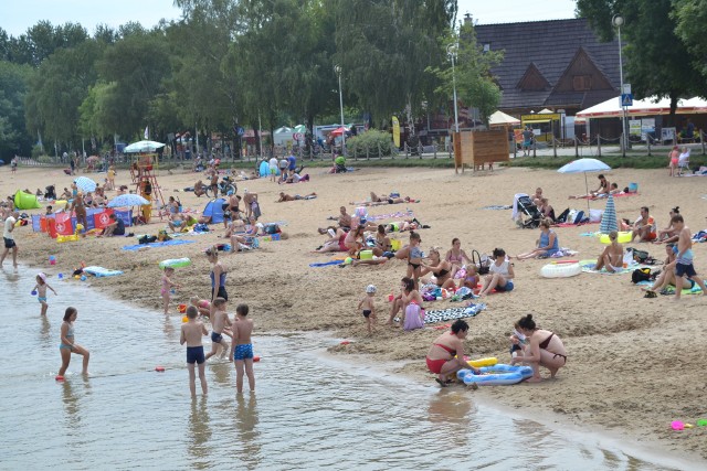Jak co weekend, gdy jest słonecznie, nad Pogorią III w Dąbrowie Górniczej zgromadziły się tłumy plażowiczów
