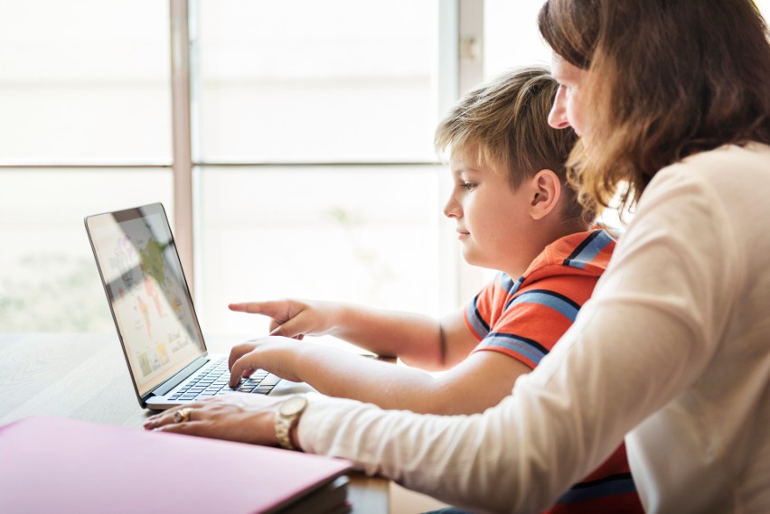 Uczniowie IV klas dostaną darmowe laptopy