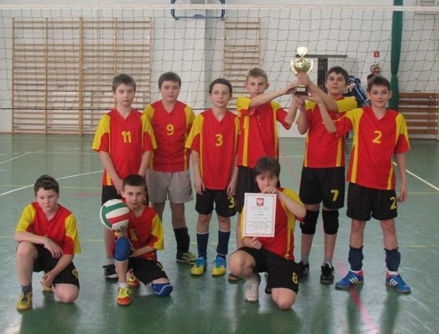 Drużyna chłopców z Fałkowa triumfowała w turnieju mini piłki siatkowej w Stąporkowie. 