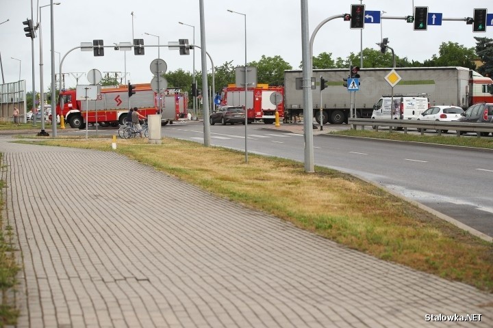 Wypadek w Stalowej Woli. Cysterna z asfaltem staranowała betonowe ogrodzenie. Droga krajowa numer 77 częściowo zablokowana (ZDJĘCIA)