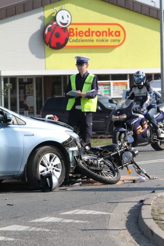 Wypadek motocyklisty i toyoty na Sułowskiej