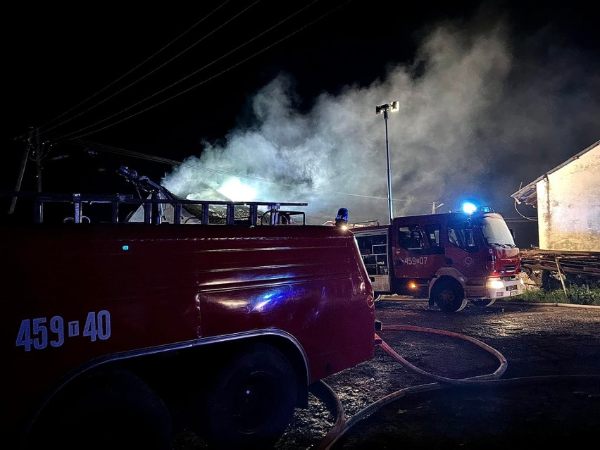 Pożar w Chocimowie. Płonęły plastikowe beczki, części samochodowe i płody rolne. Kilkanaście zastępów strażaków w akcji