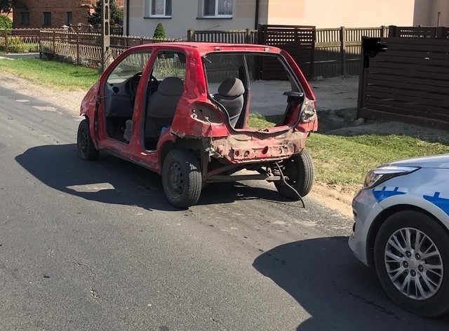 Blisko 1,8 promila alkoholu w organizmie miał 25-letni mieszkaniec powiatu tomaszowskiego, którego zatrzymali do kontroli funkcjonariusze Wydziału Ruchu Drogowego tomaszowskiej komendy. Mężczyzna poruszał się po drodze publicznej samochodem, który zwrócił uwagę policjantów gdyż… nie posiadał tylnego zderzaka, pokrywy bagażnika, pokrywy silnika, tylnych świateł, tablicy rejestracyjnej ani drzwi.Fot. Policja