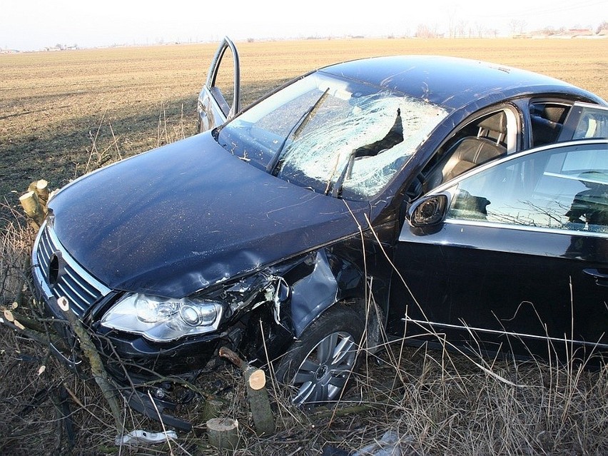 Bryła lodu z naczepy raniła kierowcę volkswagena.