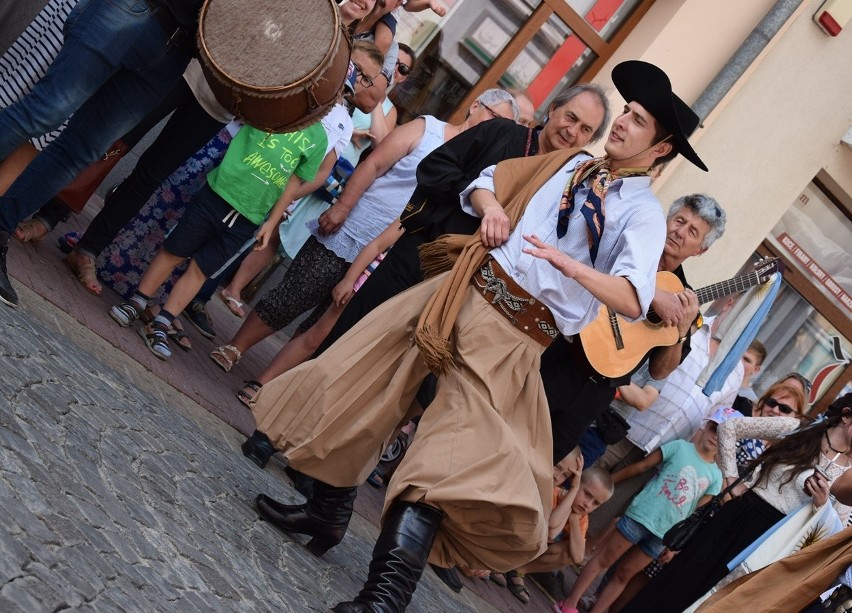 Gorlice. Festiwal Świat pod Kyczerą. Przez miejski deptak przeszedł barwny korowód artystów z różnych stron świata