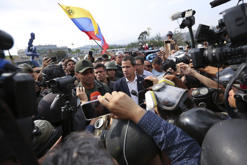Juan Guaidó z żołnierzami
