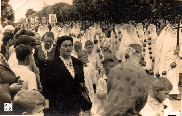 Procesja Bożego Ciała w drodze z Nowego Miasta do Kolegiaty (dzisiejszej Katedry). Zdjęcie wykonano w latach 50. ub. wieku. Fotografię przekazała do APZ Maria Gwiazdowska