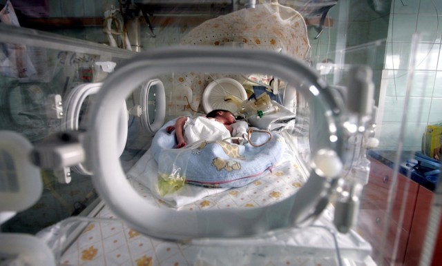 Obecnie dziewczynka przebywa w inkubatorze na oddziale neonatologii. Nie ma zagrożenia dla jej życia
