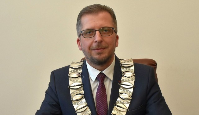 Burmistrz Szprotawy Mirosław Gąsik został aresztowany jesienią ubiegłego roku. Od tamtej pory przebywa w poznańskim areszcie. Do winy się nie przyznaje. Kwestionuje zarzuty prokuratury, że domagał się łapówki od inwestora chcącego inwestować w gminie Szprotawa.
