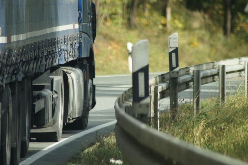 Toruń. Kierowca zasnął i wpadł do rowu. Sąd pracy: zawinił, bo jechał za szybko. Pieniądze się nie należą!