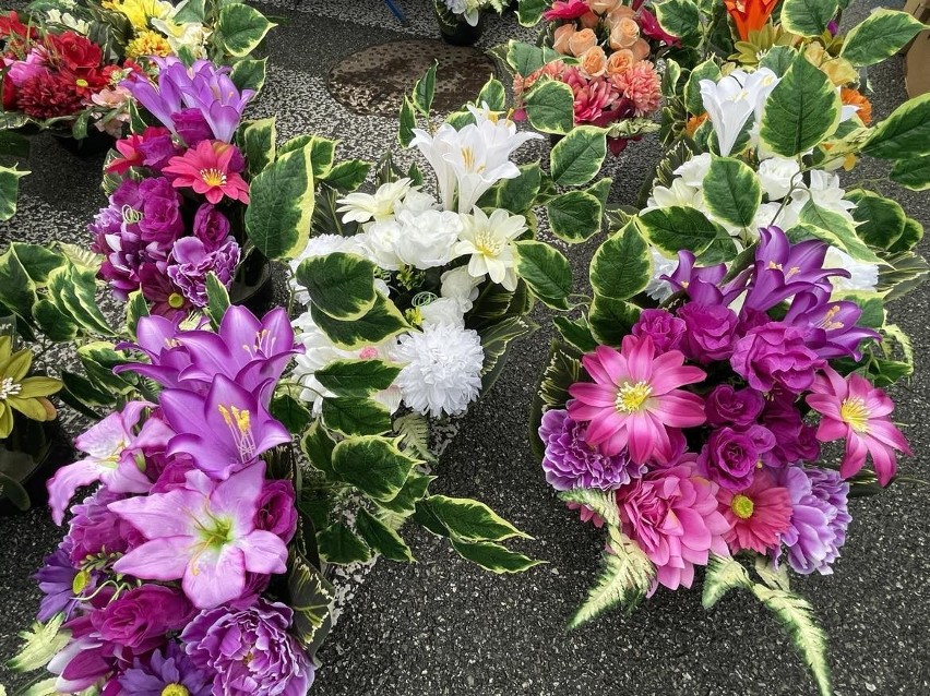 Na giełdzie przy ulicy Dworaka w Rzeszowie można kupić wiązanki i kwiaty na groby [ZDJĘCIA]