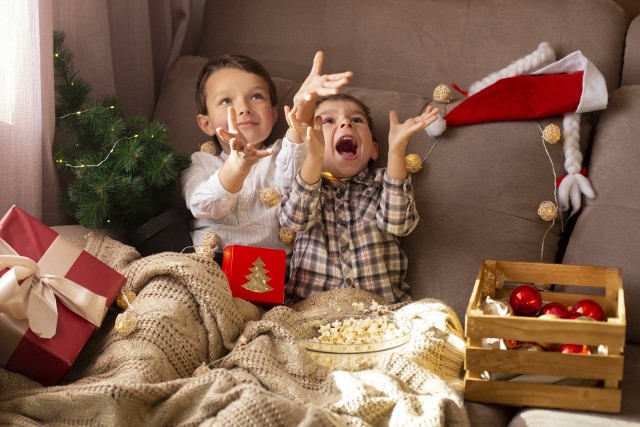 Choć „Kevin sam w domu” to już klasyka Bożego Narodzenia w Polsce, to nie jedyny film świąteczny warty uwagi. Co obejrzeć z dziećmi podczas przerwy świątecznej?