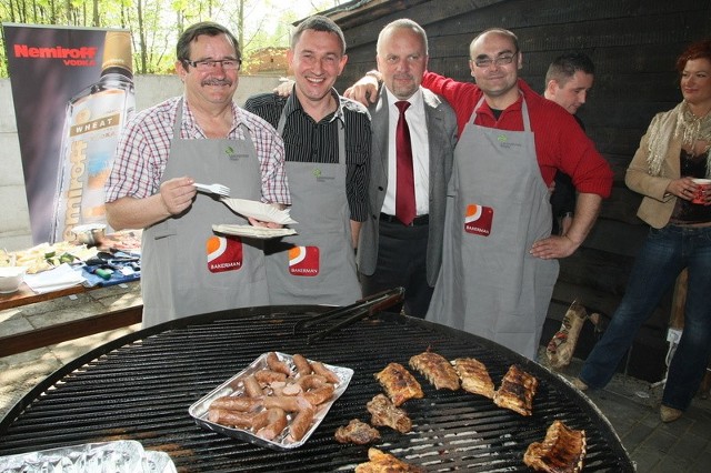 Część grillującej ekipy, od lewej: Jan Gierada, Grzegorz Świercz, Grzegorz Banaś i Mariusz Goraj.