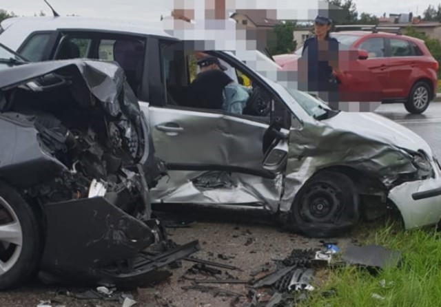 Wypadek w Rybniku na ul. Hetmańskiej. Kierowca volkswagena wpadł w poślizg i uderzył w opla zafirę.Zobacz kolejne zdjęcia. Przesuwaj zdjęcia w prawo - naciśnij strzałkę lub przycisk NASTĘPNE