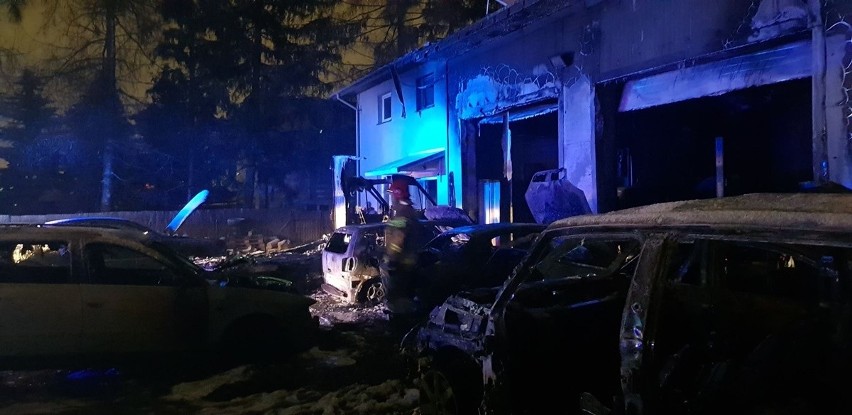 Wielki pożar warsztatu samochodowego w okolicach Lublina. Straty oszacowano na ćwierć miliona złotych. Zobacz