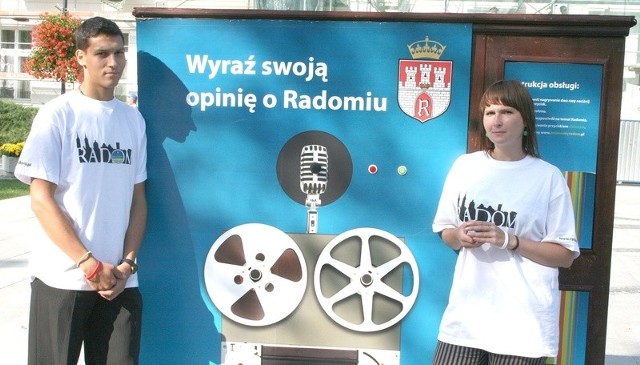 W obsłudze szafy pomagają Małgosia Piróg i Mateusz Czpak, animatorzy ze Stowarzyszenia "Podwórkowe Anioły&#8221;.