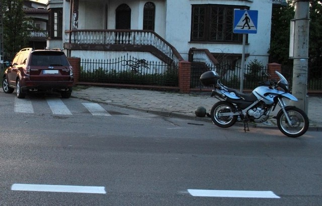 Wczoraj, po godzinie 18, na ul. Piłsudskiego kierujący samochodem subaru, 41-letni mieszkaniec Grajewa, wyjeżdżając z ulicy Sportowej nie ustąpił pierwszeństwa przejazdu podczas przejeżdżania przez skrzyżowanie ulic i doprowadził do zderzenia z motocyklem.