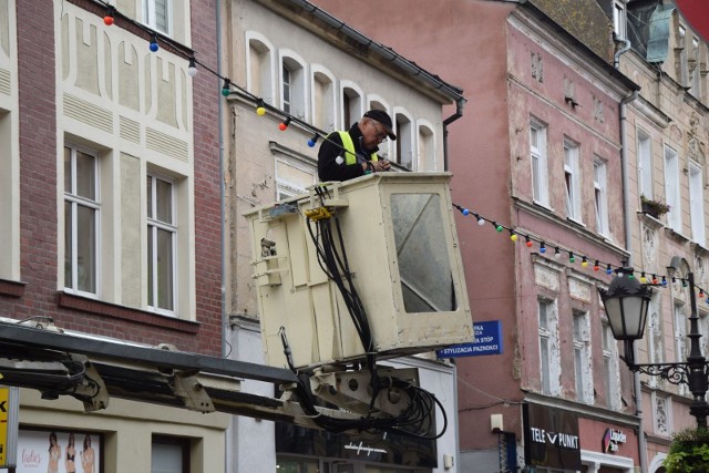 Winobranie zbliża się wielkimi krokami. Rozpocznie się w sobotę, 4 września, ale przygotowania już ruszyły. We wtorek, 31 sierpnia na zielonogórskim deptaku pojawiły się dekoracje, stanęły winiarskie domki, a przy Centrum Biznesu i na placu Bohaterów trwały prace przy budowie wesołego miasteczka. Można już poczuć atmosferę zbliżającego się święta. Zobacz na zdjęciach, jak Zielona Góra przygotowuje się do świętowania. Czytaj także: WINOBRANIE 2021. Co i gdzie znajdziemy w tym roku na jarmarku? Sprawdź i zaplanuj sobie zakupy, relaks...Wideo: Jakie gwiazdy zagrają podczas tegorocznego Winobrania?