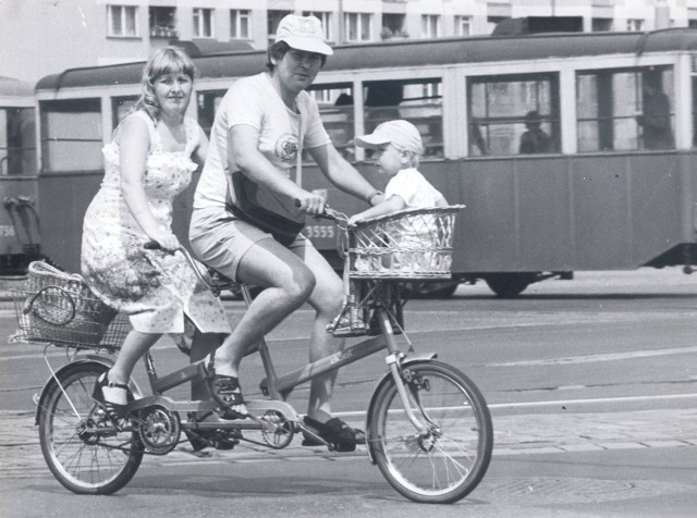 Wrocław, czerwiec 1981 roku. Dzięcięce foteliki rowerowe - wersja sprzed 32 lat. Solidna, wiklinowa konstrukcja. Co prawda producent zapomniał o pasach bezpieczeństwa, ale za to rodzic miał dziecko na oku...