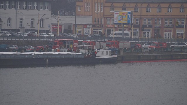 Strażacy zabezpieczyli wyciek oleju z barki.
