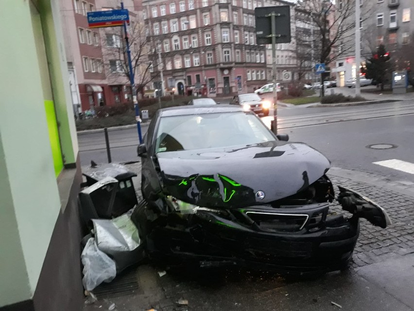 Wrocław: Wypadek na Jedności. Saab wjechał w Żabkę