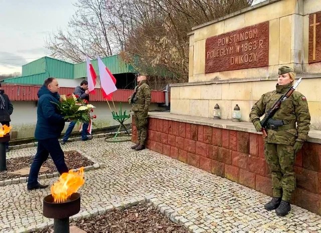 Następnie przy pomniku Powstańc&oacute;w Styczniowych 1863 Roku w Dwikozach złożono kwiaty, zapalono znicze i wygłoszono okolicznościowe przem&oacute;wienia. Kwiaty składa poseł marek Kwitek.