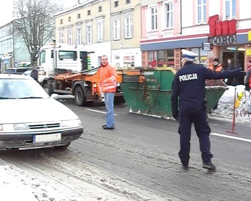 Policja kieruje ruchem na ulicy Zwycięstwa (wideo)