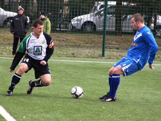 Strzelec zwycięskiej bramki Sebastian Łętocha (z prawej).