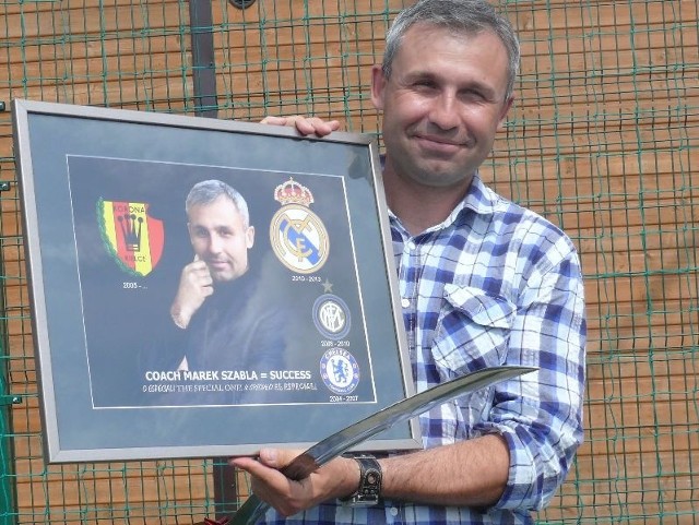 Trener Marek Szabla otrzymał pamiątkową...szablę i zdjęcie - fotomontaż, odnoszące się do pseudonimu Mourinho.