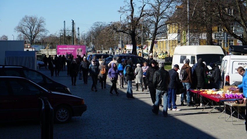 Wrocław: Sporo ludzi na Świebodzkim i Młynie. Stoiska stoją przed wejściem