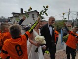 Kapitan Klubu Sportowego Smyków Damian Zbróg poślubił Agatę. Był szpaler z róż, który utworzyli młodzi piłkarze tego klubu