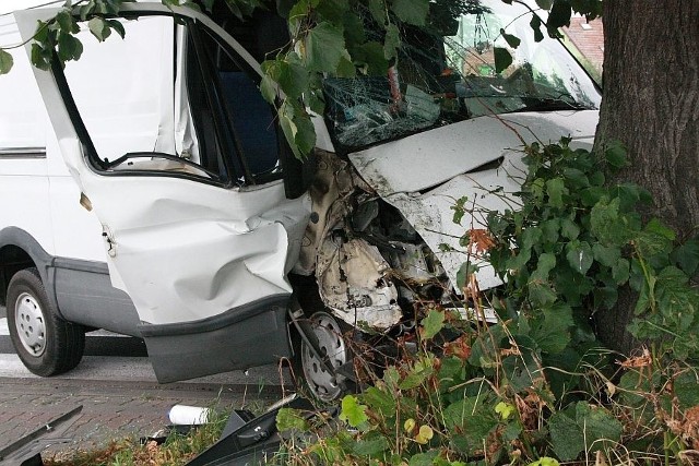 Samochód wpadł w poślizg i uderzył w drzewo