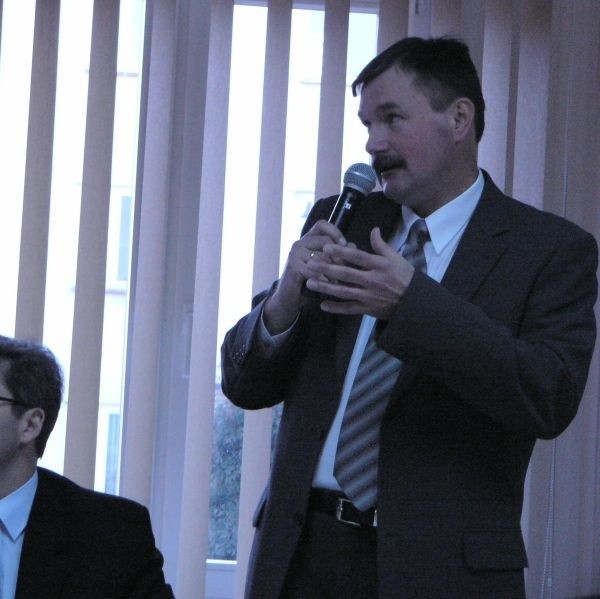 - Panie burmistrzu - pytał Bartłomieja Dorywalskiego radny miejski Jacek Ślęzak (z prawej) - dlaczego proponuje pan obniżenie ceny skupu żyta, skoro spowoduje to wzrost podatku rolnego o 27 procent w 2009 roku?