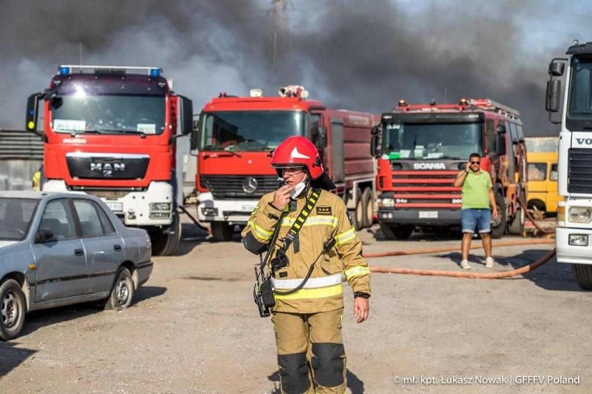 Trudna akcja małopolskich strażaków niedaleko Aten. Gasili pożar magazynu i składowiska samochodów. "Grecja płonie"
