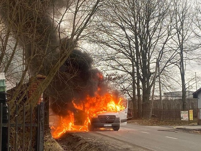 W Błędowie palił się bus, poparzony jest jego kierowca.