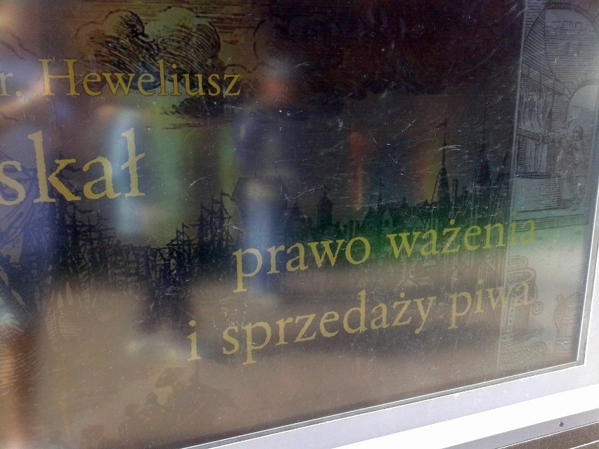 Gdańsk: Błąd ortograficzny na ekranie fontanny przy pl. im. Jana Heweliusza [ZDJĘCIA]