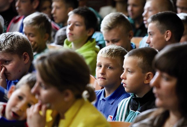 Obrady radnych obserwowali między innymi dzieci trenujące w klubie Jantar i ich rodzice.