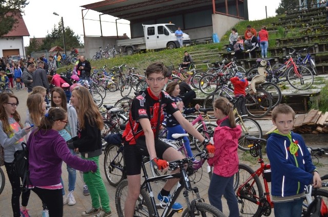 Wyprawa pieszo-rowerowa w TucholiAmfiteatr  w rudzkim Moście zapełnił się przed wyjazdem.