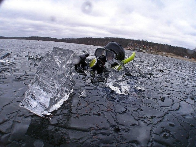 Lód i nurkowanie? W sobotę było to możliwe w jeziorze Lipie w Długiem. W rolach głównych - płetwonurkowie z Marlina Plus