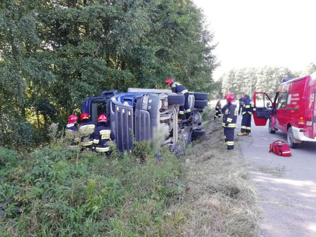 W czwartek kilka minut po godz. 15.00 gołdapscy policjanci interweniowali na miejscu zdarzenia drogowego z udziałem ciężarówki z powiatu augustowskiego przewożącej zboże. Na miejscu zdarzenia na trasie Różyńsk Mały - Boćwinki zastali ciężarówkę leżącą w przydrożnym rowie. Z relacji kierującego nią w chwili zdarzenia 39-latka, wynika, że mężczyzna zjechał pojazdem na pobocze, by uniknąć zderzenia z innym pojazdem, który zajechał mu drogę.