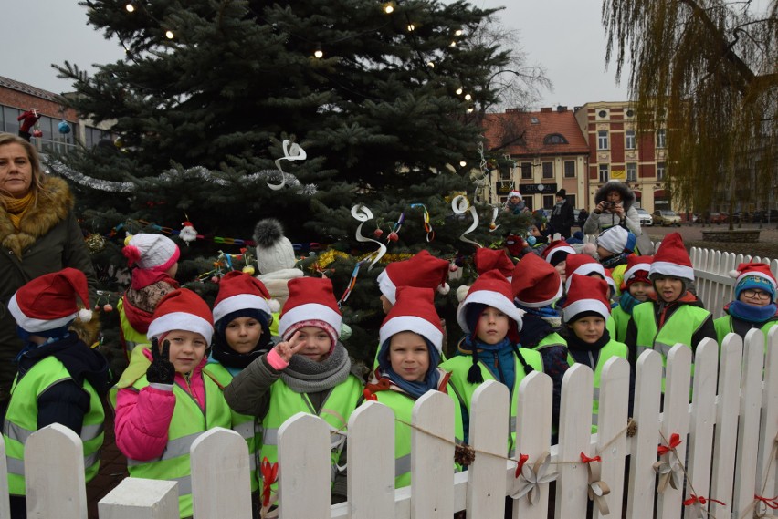 Częstochowa: Jasne, że Święty Mikołaj. W ramach akcji dzieci ubierały choinkę na Starym Rynku ZDJĘCIA