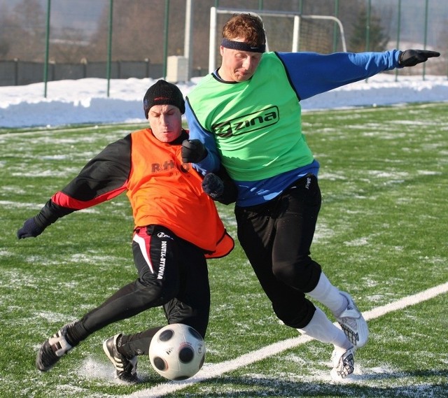 Piłkarze Druteksu-Bytovii rozgrywają coraz więcej spotkań sparingowych. Z lewej Krzysztof Bryndal z Bytowa, z prawej Tomasz Mach z Cartusii Kartuzy (dawny gracz Druteksu-Bytovii). 