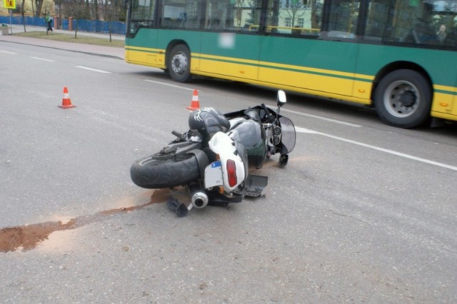 Motocyklista zderzył się z dwoma mercedesami. 21-latek trafił do szpitala.