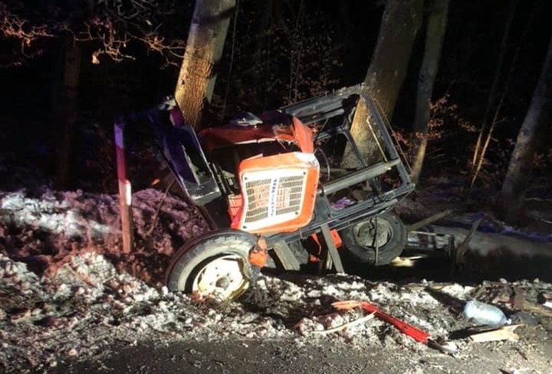 Wypadek ciągnika z mazdą na DW 494 pod Bodzanowicami.