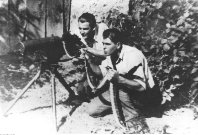Na zdjęciu od lewej: Andrzej Skowroński "Andrzej" oraz Zdzisław de Ville "Zdzich", żołnierze oddziału "Jędrusiów" z ciężkim karabinem maszynowym.