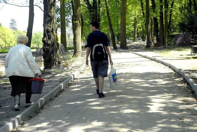 Spacery po piasku zwłaszcza dla starszych osób są uciążliwe. W miejscach, gdzie to jest możliwe, starają się korzystać z pobocza.